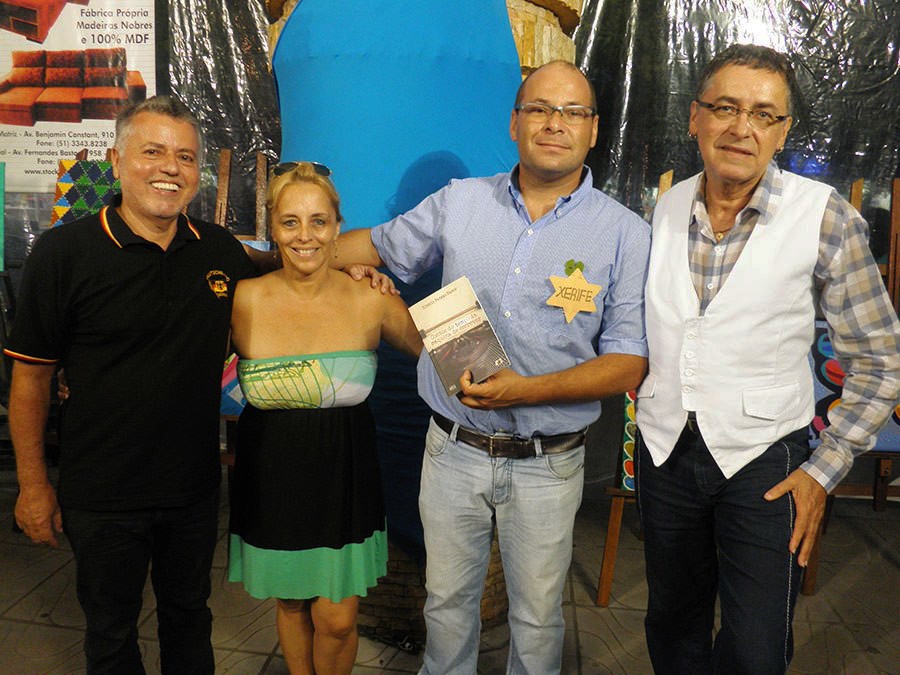 Tibério Vargas Ramos com os escritores do Litoral Norte gaúcho, Solange Almeida, Tiago Lucas Correa e Mário Feijo