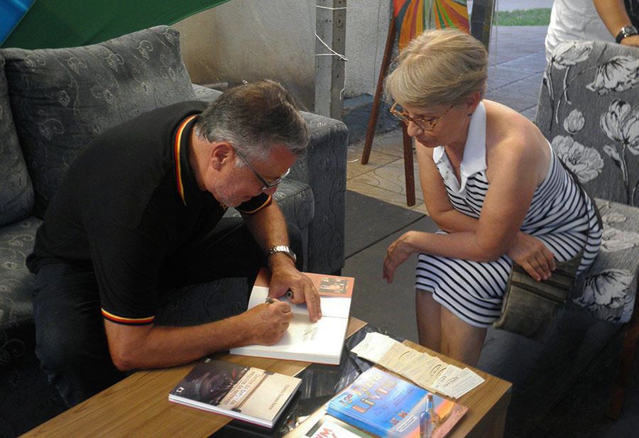 Tibério Vargas Ramos autografa obra para a jornalista e escritora Célia Victorino