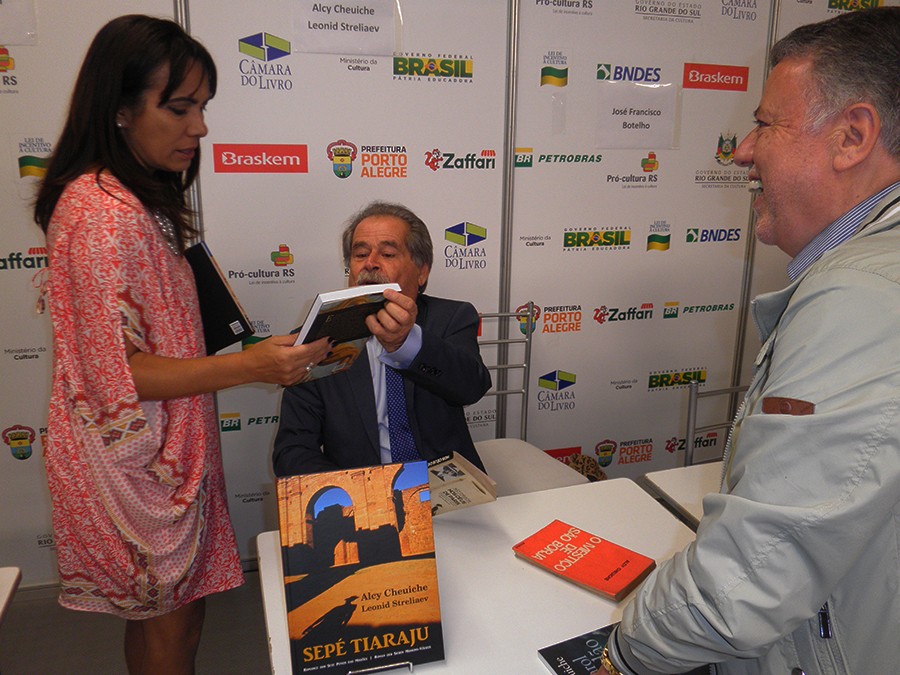 O escritor Alcy Cheuiche disse que a capa de "Sombras Douradas" era uma das melhores da Feira do Livro de Porto Alegre 2015