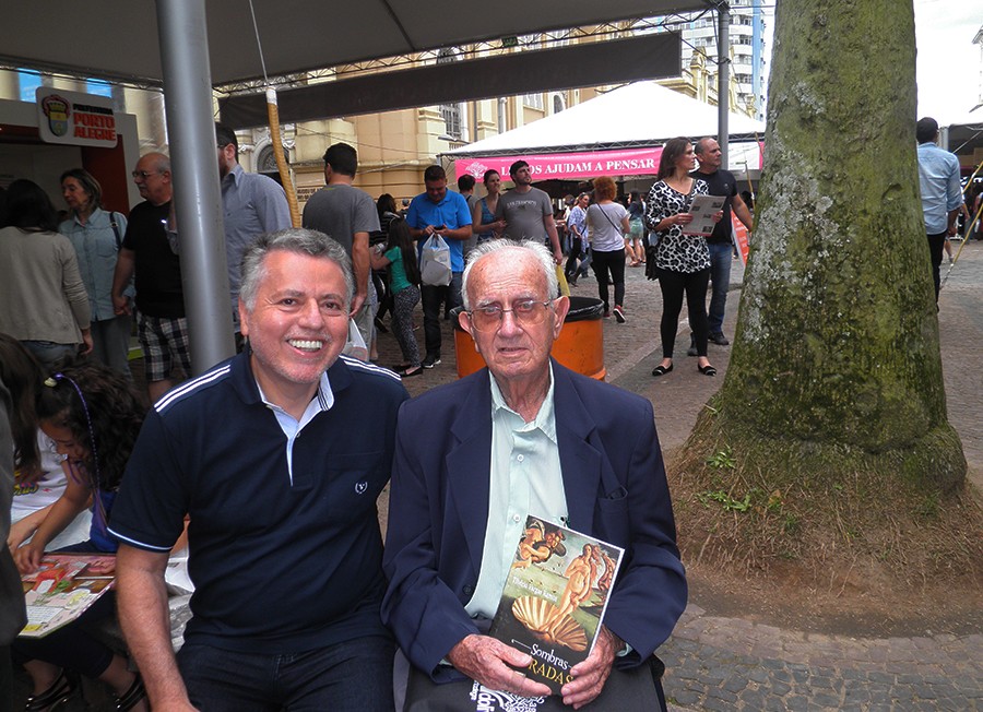 Tibério Vargas Ramos com o historiador e escritor Walter Galvani
